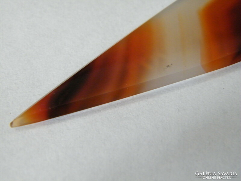 Leaf splitting knife made of mineral stone