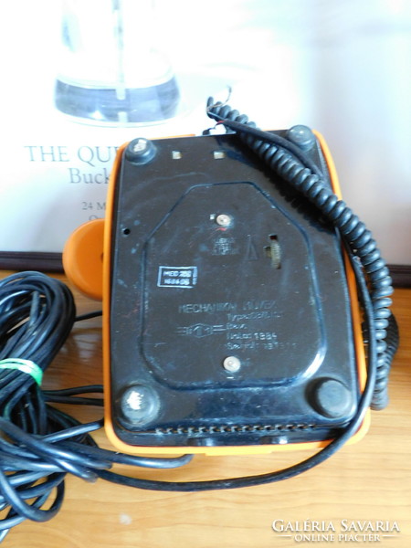 Retro narancssárga tárcsás telefon Mechanikai Művek