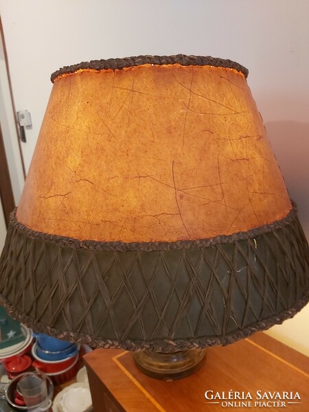 Antik majolika asztali lámpa  esztergált fa talppal pergamen ernyővel