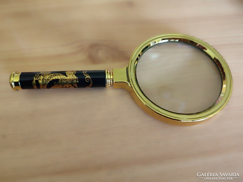 Magnifier with screw handle