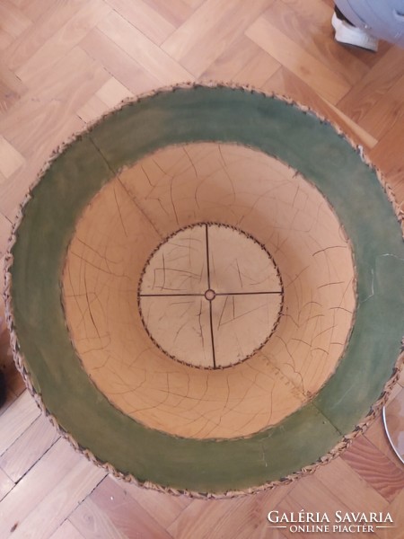 Antik majolika asztali lámpa  esztergált fa talppal pergamen ernyővel