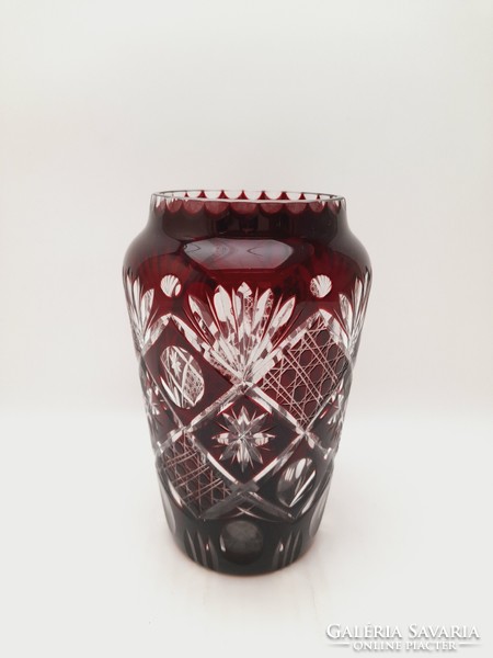 Bordó két rétegű csiszolt kristály váza, 17 cm