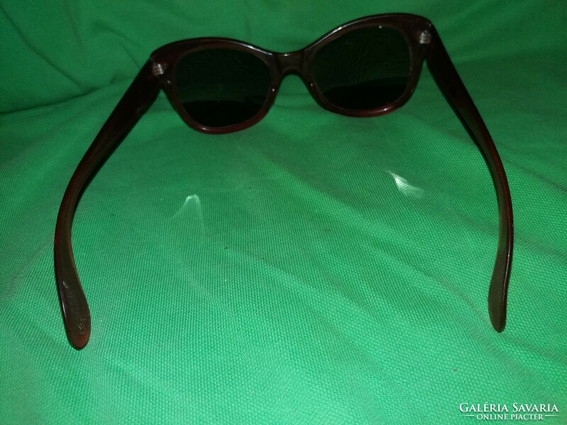 Quality retro-style unisex sunglasses as shown in the pictures