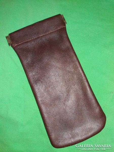 Retro unisex leather spring-opening glasses case as shown in the pictures