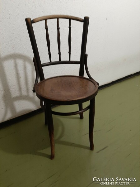 Thonet chair with stable furniture factory floral pattern top