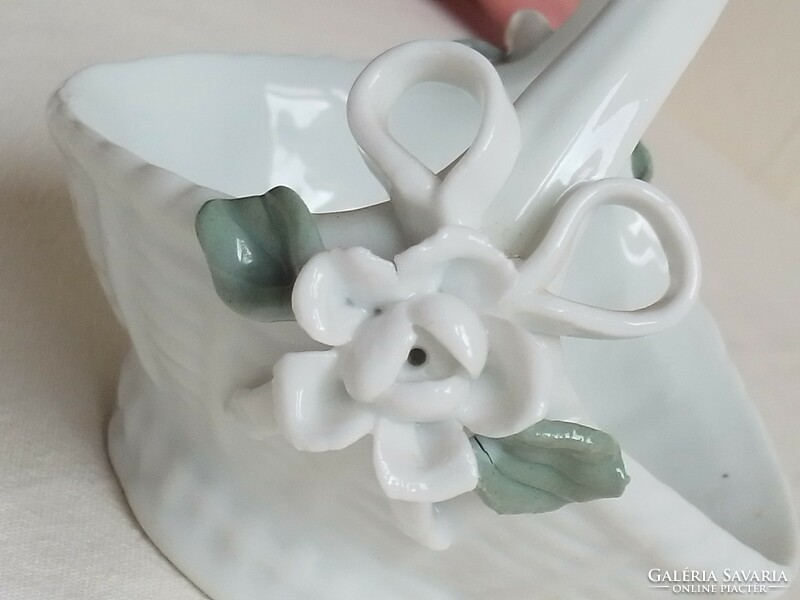 Antik régi fehér mázas porcelán füles kosárka virág és masni dísz húsvéti dekoráció vitrin nipp