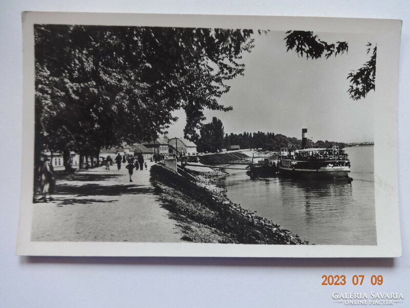 Régi postatiszta képeslap: Szentendre, hajóállomás (1957)