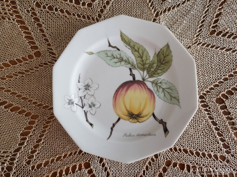 Gyümölcsös, porcelán tányérok