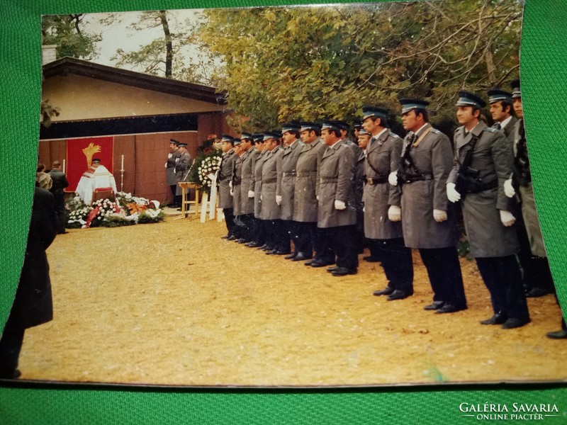 Régi cc 1970-80 rendőr dísz temetés színes fotón 12 x 9 cm a képek szerint