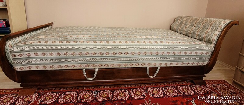 Antique swan bed