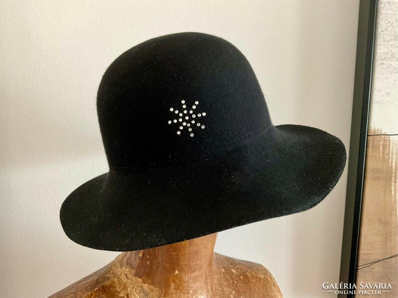 Különleges, strasszokkal díszített, fekete női kalap