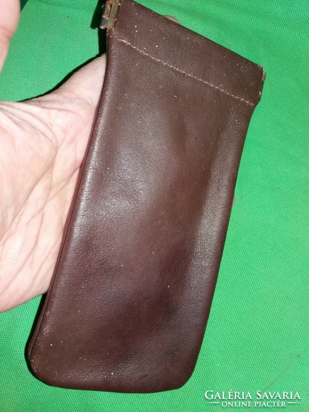 Retro unisex leather spring-opening glasses case as shown in the pictures