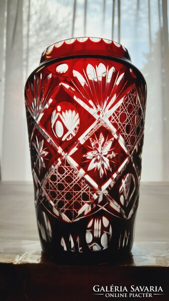 Bordó két rétegű csiszolt kristály váza, 17 cm