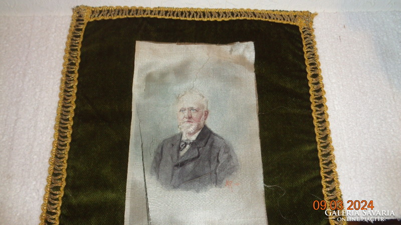 Biedermeier  selyem kép , egy markáns öreg úrról ,  M R. 1925  szignóval , 99 éves , 14 x 22 cm