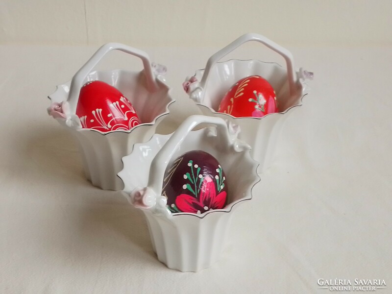 Három antik régi fehér mázas porcelán füles kosárka rózsa dísz húsvéti dekoráció jelzett vitrin nipp