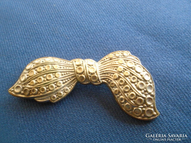 A wonderful old silver-colored bow brooch is a special piece