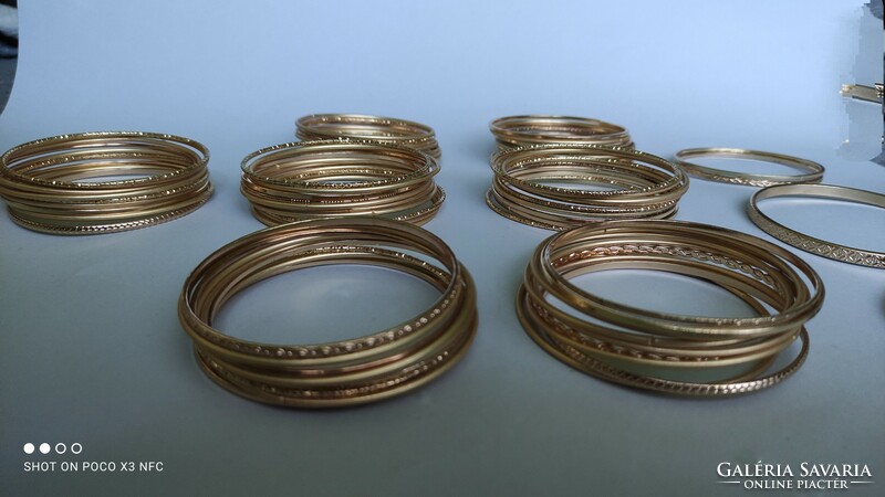 Gold-colored bijou hoop bracelet at a spectacular price of 74 pieces