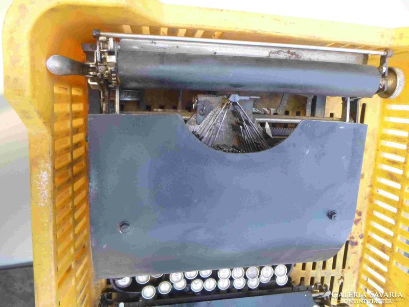 4 db régi m. írógép és egy számológép