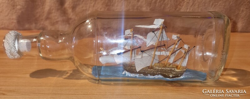 Üvegbe kézzel épített hajó makett