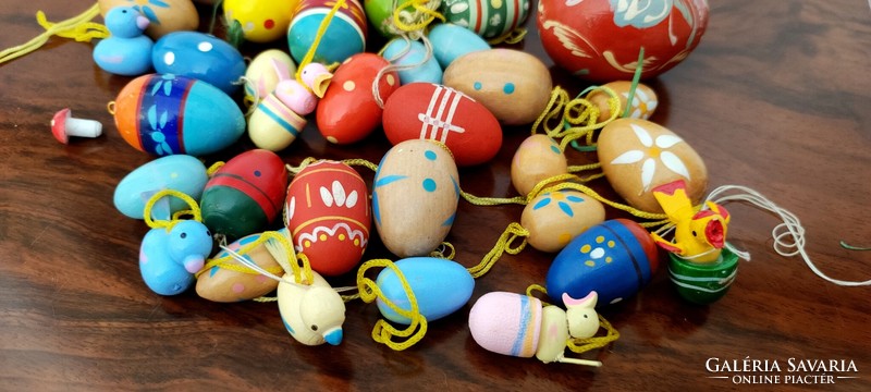 Régi, sok darabos, kézzel festett húsvéti fatojás, facsibe, csibe, fa tojás Húsvét