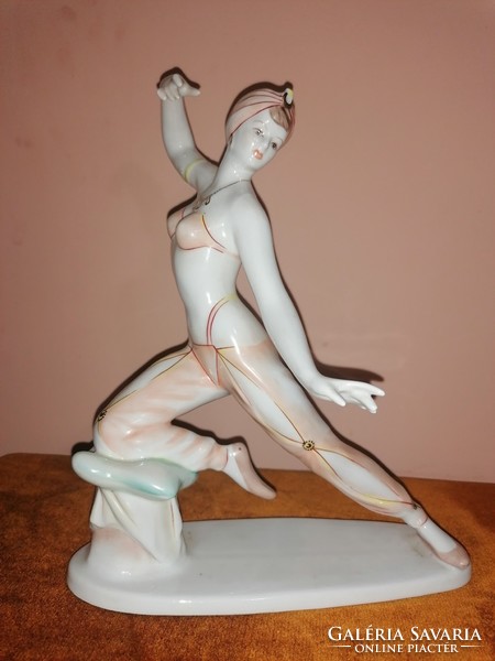 Hollóházi porcelán táncosnő