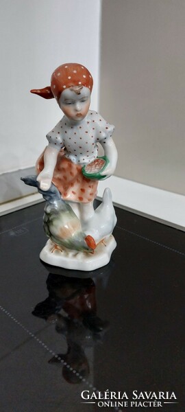 Herendi tyúkot etettő kislány porcelán figura