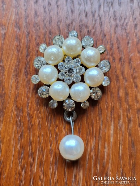 Pearl stone brooch pearl stone
