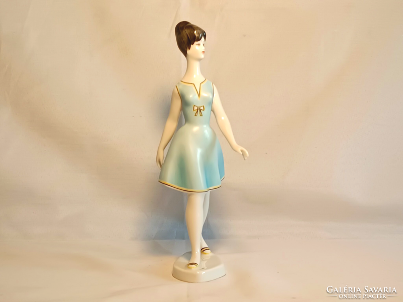 Ravenclaw retro dress walking girl