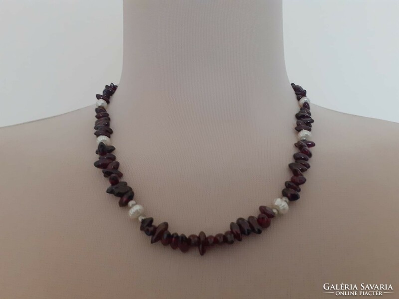 Short garnet necklace