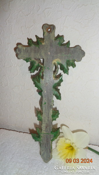 Antik faragott feszület , felfutó borostyánnnal 12 x 25 cm