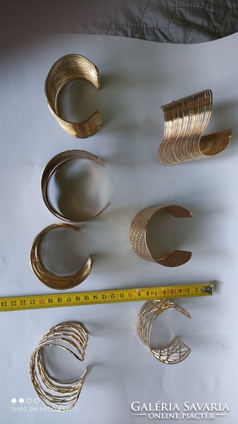 Arany színű bizsu karkötő széles látványos 7 darab darabáron