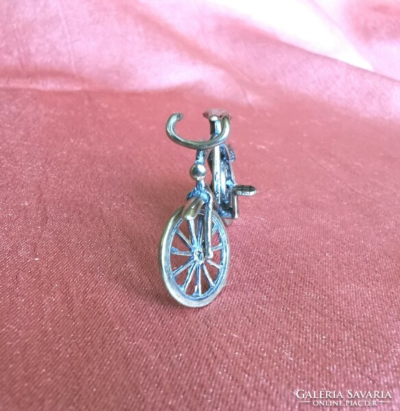 Ezüst miniatűr bicikli