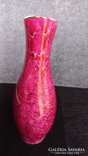 Hollóházi lüszteres bordó-rózsaszínes váza aranyozott széllel, jelzett, számozott,