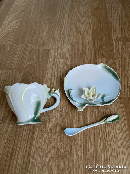 Dreamy tea set decorated with hand-painted plastic flowers and bees