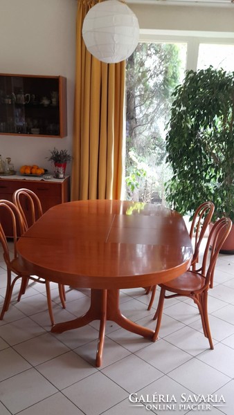 Tömör cseresznye étkezőasztal - 4 vagy 6 / 8 személyes, kerek, 5 db székkel