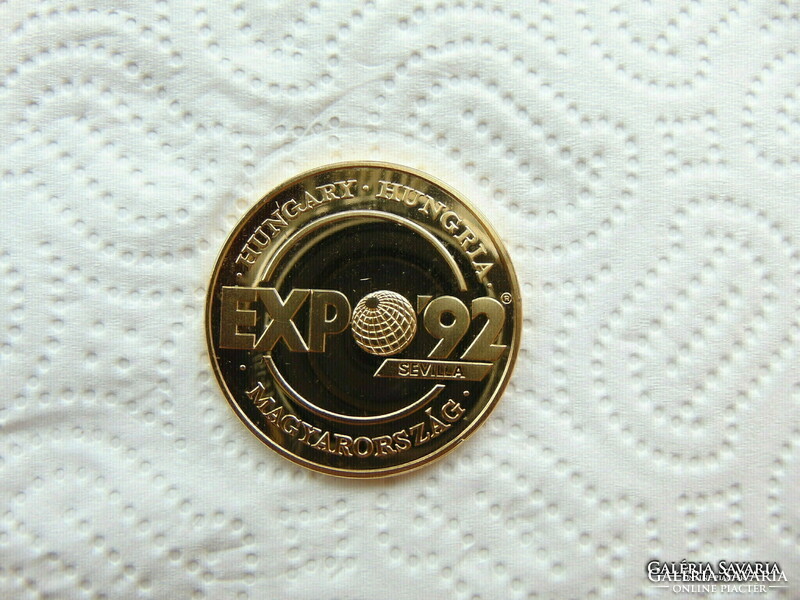 EXPO 1992 aranyozott PP emlékérme  Átmérő 43 mm  Súly 30.62 GRAMM