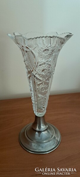Fém talpas kristály váza 21 cm