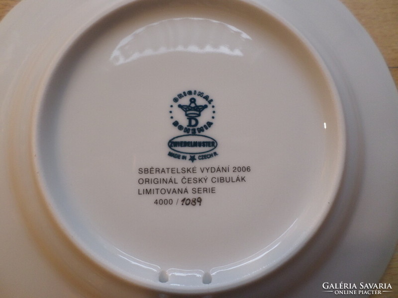 Limitált kiadású "hagymamintás" 2006 évszámos porcelán kistányér 18,7 cm