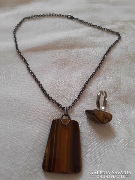 Necklace with tiger eye mineral pendant and opening ring