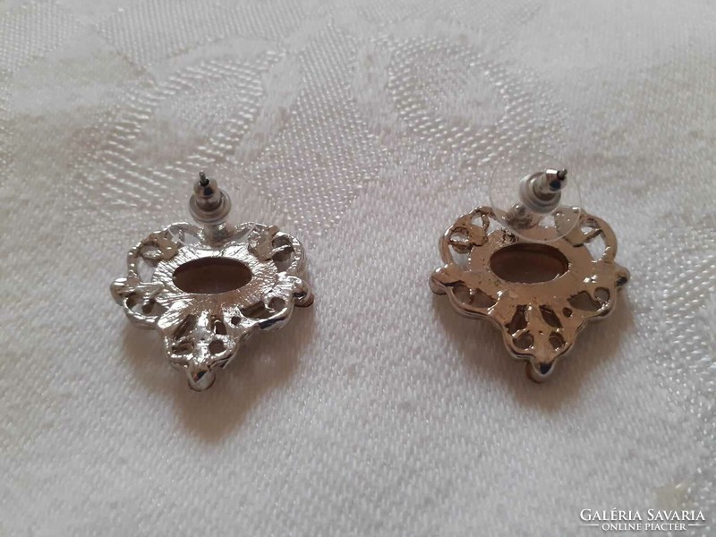 Very nice earrings decorated with satin glass