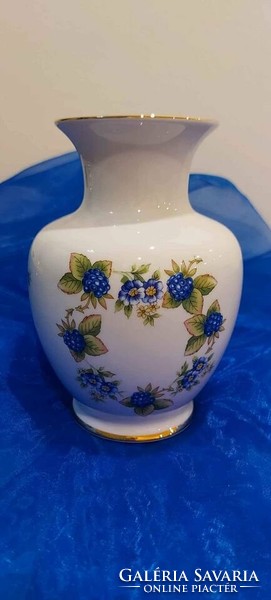 Porcelain vase with blackberry pattern from Höllóháza.