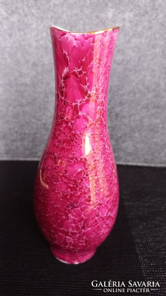 Hollóházi lüszteres bordó-rózsaszínes váza aranyozott széllel, jelzett, számozott,