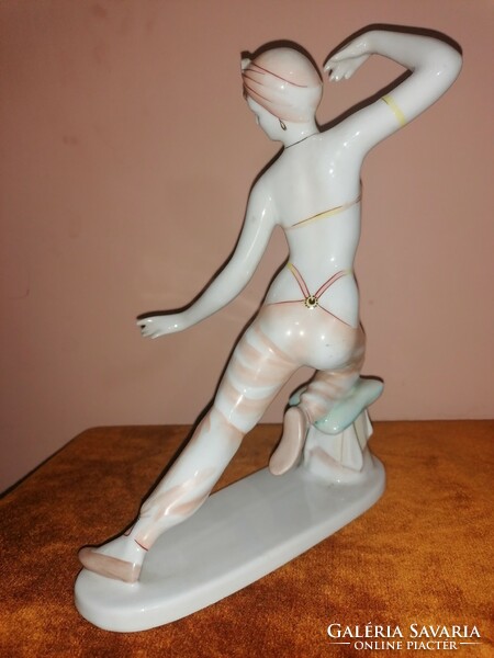 Hollóházi porcelán táncosnő