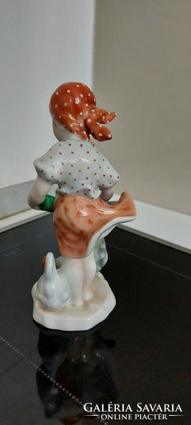 Herendi tyúkot etettő kislány porcelán figura