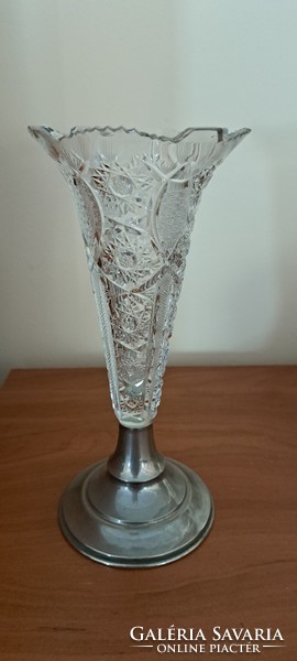 Fém talpas kristály váza 21 cm