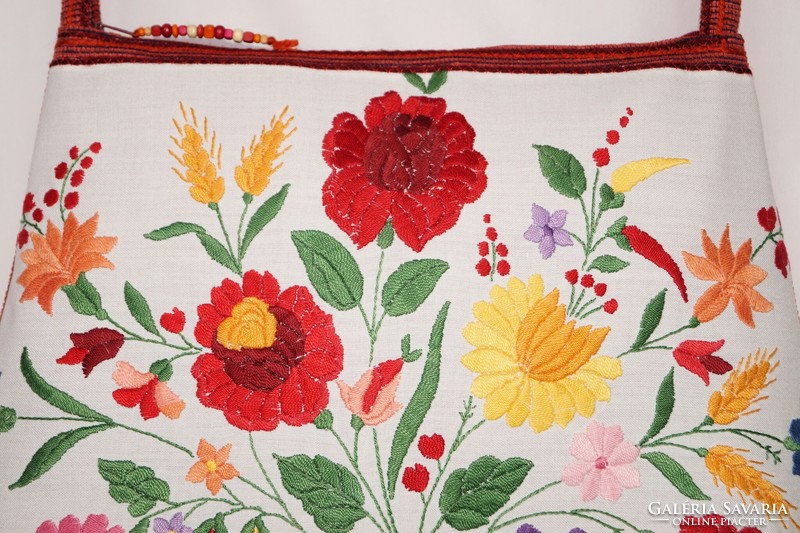 Színes, kézzel hímzett, kalocsai virágos textíliából készült, nagy méretű, női pakolós női válltáska