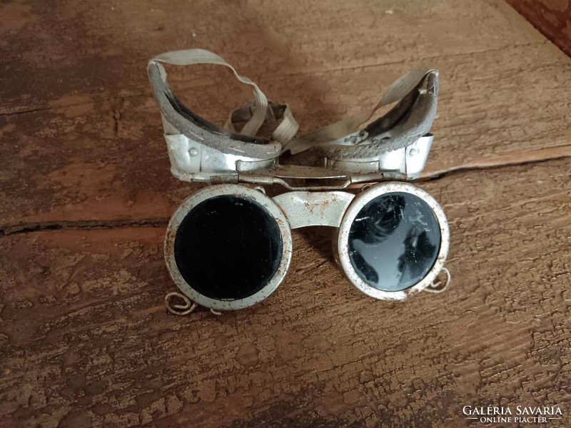 Welding glasses, protective glasses perhaps from the 1940s, 50s, glass lens, occupational safety equipment