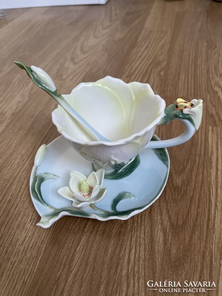 Dreamy tea set decorated with hand-painted plastic flowers and bees