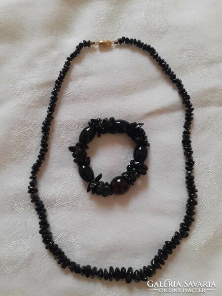 Fekete ásvány nyaklánc ajándék karkötővel