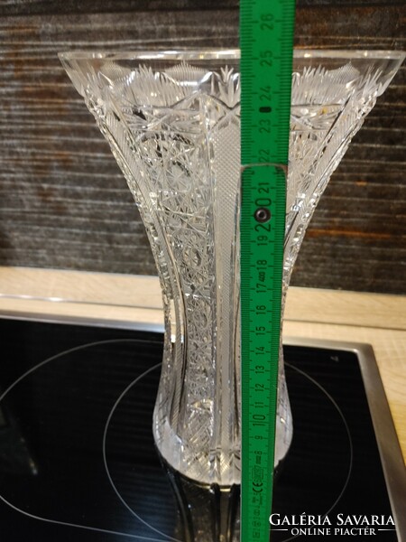Csodaszép formájú üvegkristály metszett 25 cm magas váza